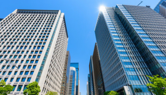 企業のビルが並んでる写真
